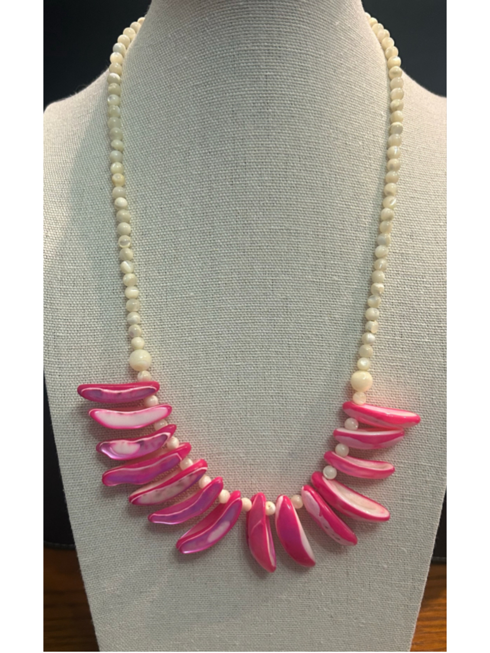 Women's vintage mother of pearl Necklace One Size Pink White Shell Bead